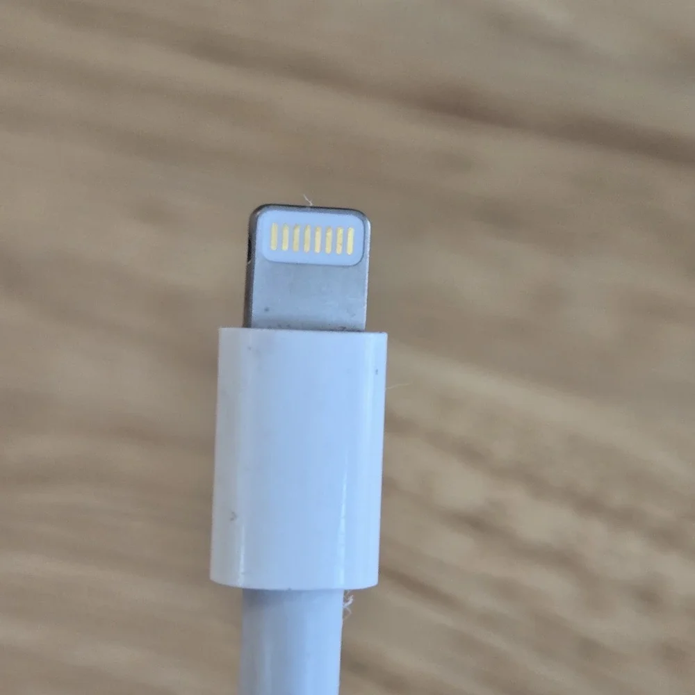 Apple 8-Pin‎ to VGA Adapter - White (A1439)